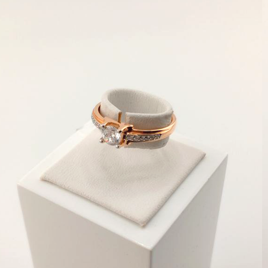 Изображение Золотое кольцо с бриллианитом