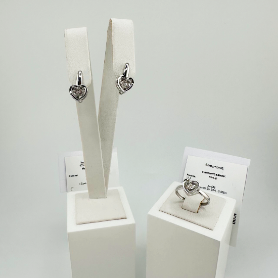 Изображение Золотое кольцо с бриллиантом "Сердце"