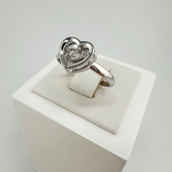 Изображение Золотое кольцо с бриллиантом "Сердце"